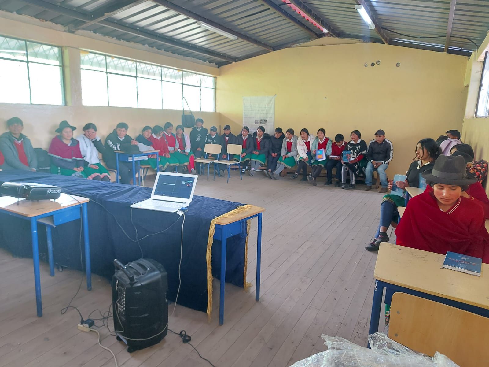 Sensibilización sobre prevención de embarazos en adolescentes y servicios de salud amigables.